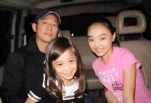 同父異母的星二代,媽媽美貌的高低,往往決定了孩子顏值的上限
