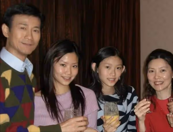 同父異母的星二代,媽媽美貌的高低,往往決定了孩子顏值的上限