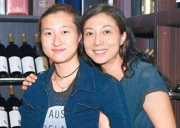 同父異母的星二代,媽媽美貌的高低,往往決定了孩子顏值的上限