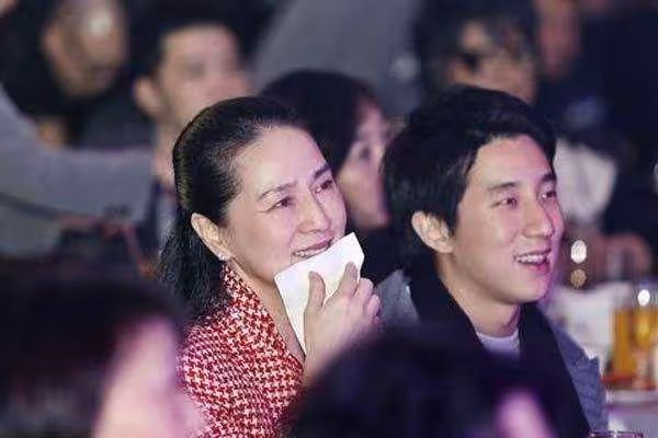 同父異母的星二代,媽媽美貌的高低,往往決定了孩子顏值的上限