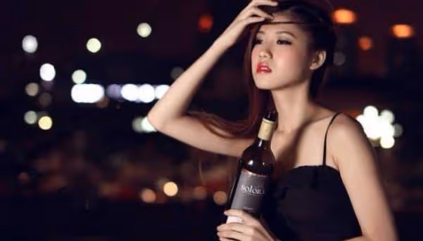 酒吧內我被男人調戲,他們大膽、放 肆,我身體軟綿綿地不聽使喚