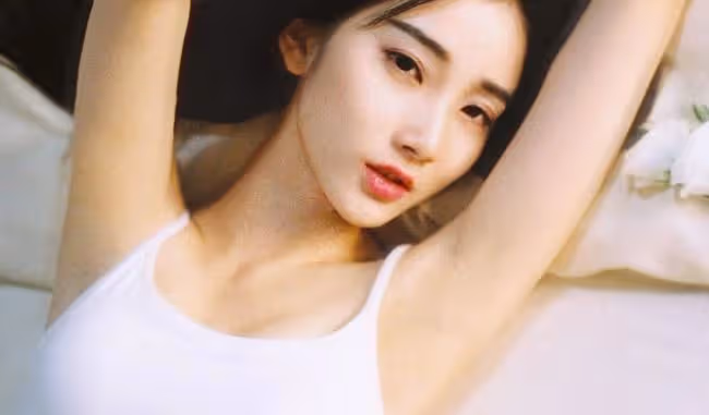 出差歸來,男友給我個大驚喜,他摟著個身穿性感蕾絲弔帶的女人