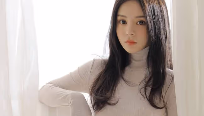 出差歸來,男友給我個大驚喜,他摟著個身穿性感蕾絲弔帶的女人