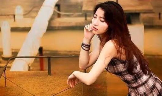 結婚三年，他很少碰我，卻經常跑去支持酒吧「駐唱女」