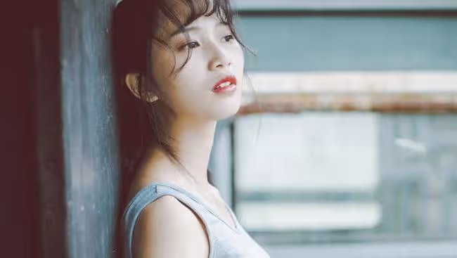 「我喜歡看你穿藍色」,他手指在我臉上游移, 這晚的他有些失控