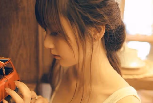 「你別這樣」,他把我推倒在沙發上,用嘴蹭我的脖子