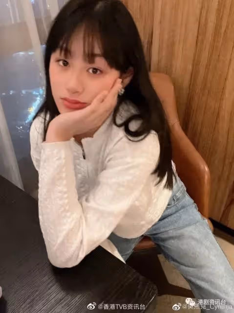 吳啟華13歲女兒近照曝光 吳熙兒被網民封氣質美少女