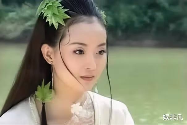 晴兒格格迎來48歲生日,曬舊時照片驚為天人,復出被猜測有目的性