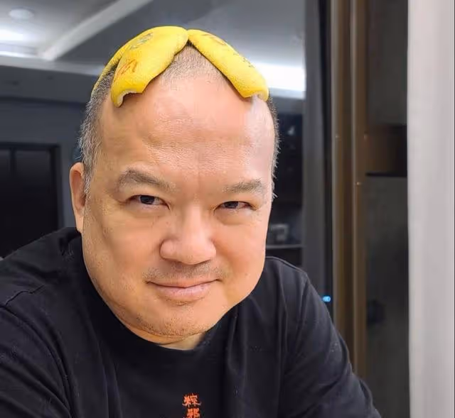 眾星奔赴靈堂祭拜明金成,林依晨頭髮凌亂,張宇情緒低落