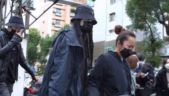 眾星奔赴靈堂祭拜明金成,林依晨頭髮凌亂,張宇情緒低落