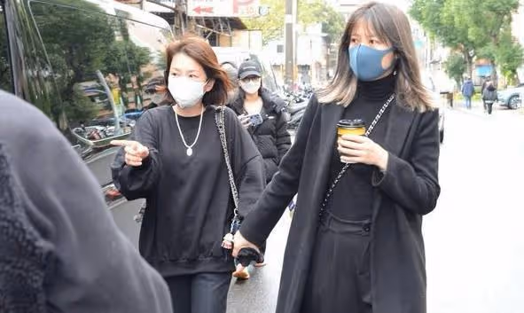 眾星奔赴靈堂祭拜明金成,林依晨頭髮凌亂,張宇情緒低落