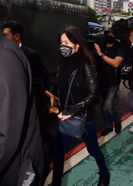 眾星奔赴靈堂祭拜明金成,林依晨頭髮凌亂,張宇情緒低落