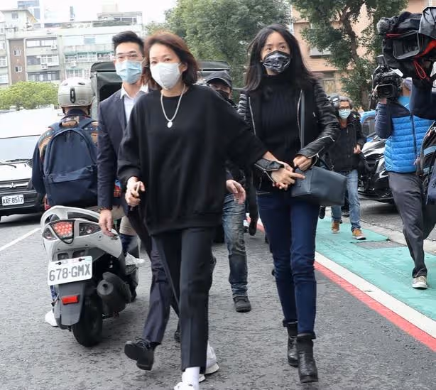 眾星奔赴靈堂祭拜明金成,林依晨頭髮凌亂,張宇情緒低落