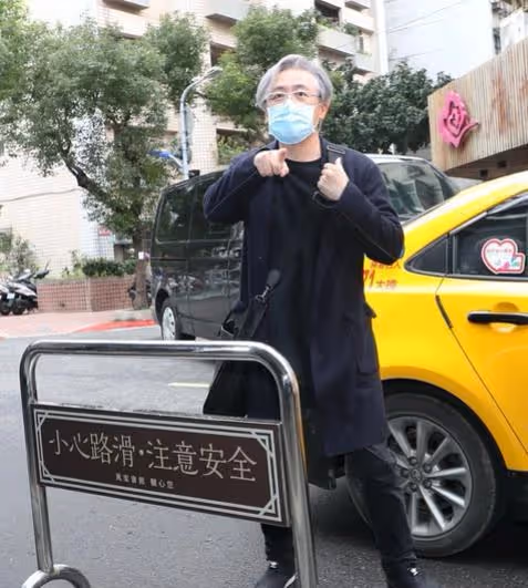 眾星奔赴靈堂祭拜明金成,林依晨頭髮凌亂,張宇情緒低落