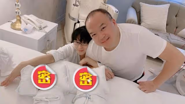 眾星奔赴靈堂祭拜明金成,林依晨頭髮凌亂,張宇情緒低落