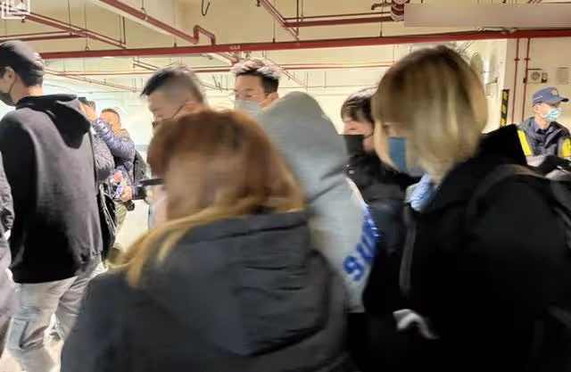 眾星奔赴靈堂祭拜明金成,林依晨頭髮凌亂,張宇情緒低落