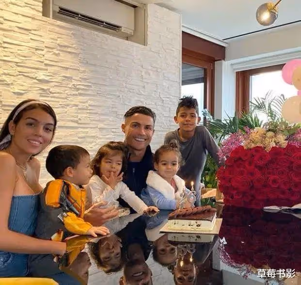 未婚生養6個孩子,這對頂流情侶終於公開秀恩愛了