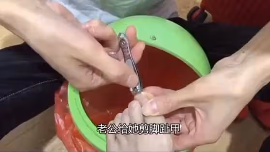 安以軒一張床墊80萬,200萬寶馬只配買菜,回娘家有私人飛機接駕