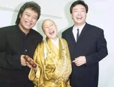 一件袈裟上千萬,戴勞力士,跟尼姑打架,費玉清的師太姐姐太荒唐