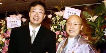 一件袈裟上千萬,戴勞力士,跟尼姑打架,費玉清的師太姐姐太荒唐