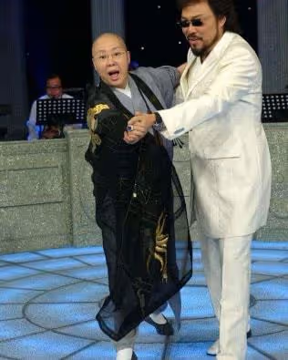 一件袈裟上千萬,戴勞力士,跟尼姑打架,費玉清的師太姐姐太荒唐