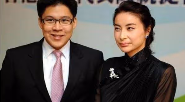 看郭晶晶回娘家,才知霍啟剛為何只寵她一人!難怪豪門千金都不娶