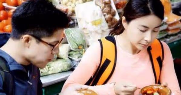 看郭晶晶回娘家,才知霍啟剛為何只寵她一人!難怪豪門千金都不娶