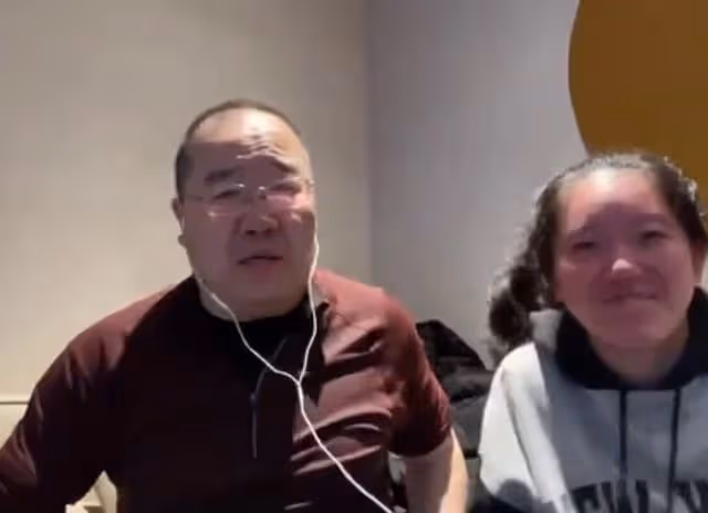 英達小女兒罕曝光,眼皮耷拉像極媽媽,現進美國名校是冰球運動員
