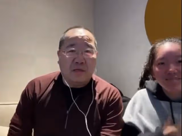 英達小女兒罕曝光,眼皮耷拉像極媽媽,現進美國名校是冰球運動員