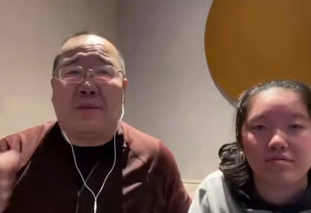英達小女兒罕曝光,眼皮耷拉像極媽媽,現進美國名校是冰球運動員