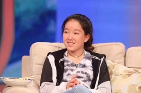 英達小女兒罕曝光,眼皮耷拉像極媽媽,現進美國名校是冰球運動員