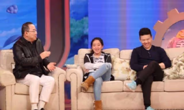英達小女兒罕曝光,眼皮耷拉像極媽媽,現進美國名校是冰球運動員