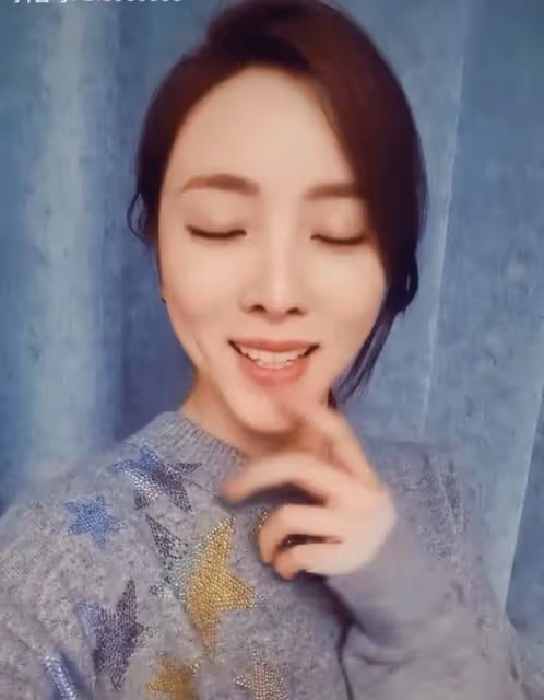 李思思深夜曬復工照,托臉微笑語氣略顯無奈,用嘴咬手舉止可愛