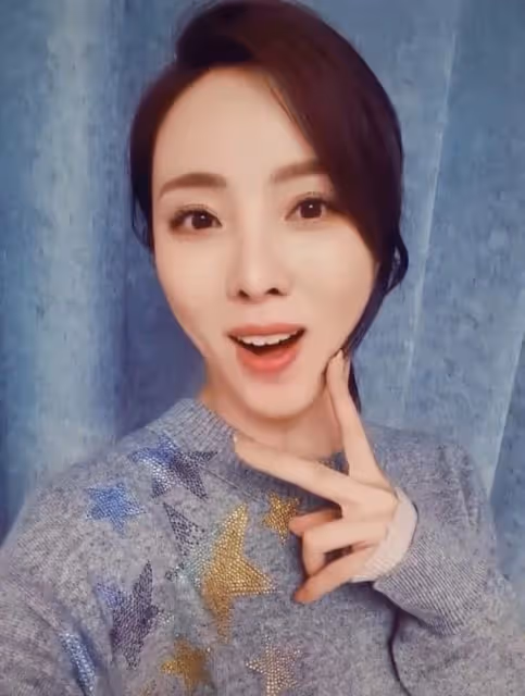 李思思深夜曬復工照,托臉微笑語氣略顯無奈,用嘴咬手舉止可愛