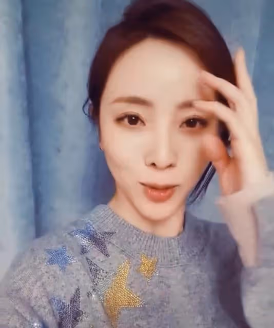 李思思深夜曬復工照,托臉微笑語氣略顯無奈,用嘴咬手舉止可愛