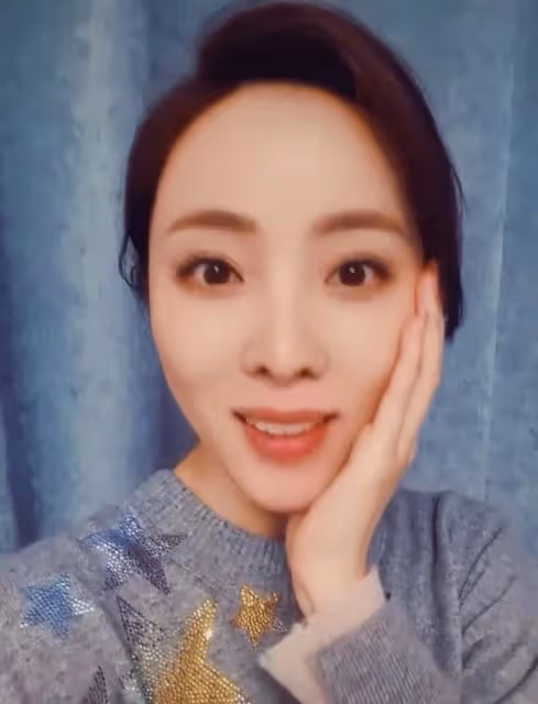 李思思深夜曬復工照,托臉微笑語氣略顯無奈,用嘴咬手舉止可愛