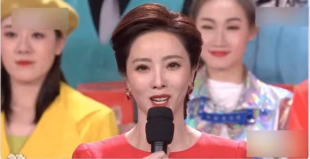 李思思深夜曬復工照,托臉微笑語氣略顯無奈,用嘴咬手舉止可愛