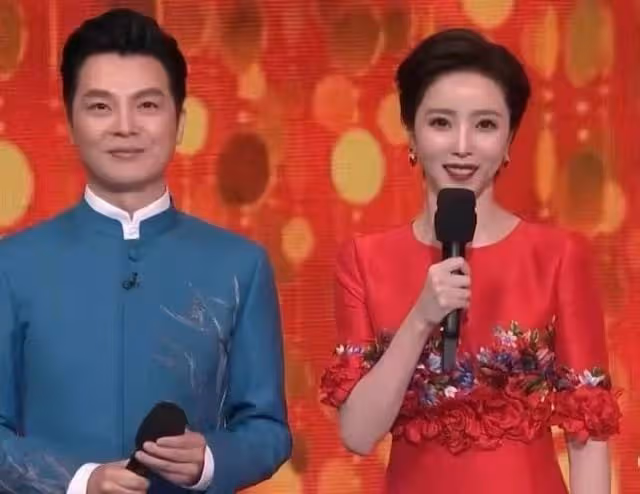 李思思深夜曬復工照,托臉微笑語氣略顯無奈,用嘴咬手舉止可愛