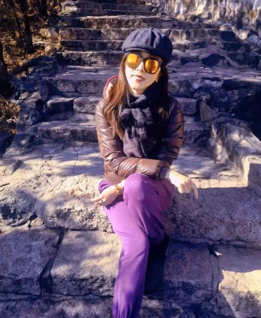 李思思深夜曬復工照,托臉微笑語氣略顯無奈,用嘴咬手舉止可愛