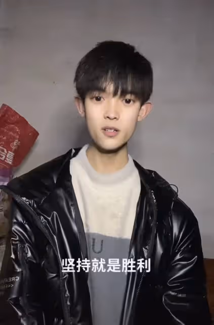 00後網紅靠種地賣廢品養一家四口,父母病重無法勞作,仍樂觀面對