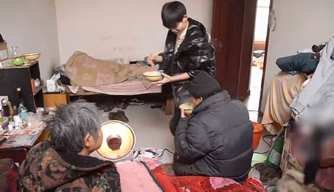 00後網紅靠種地賣廢品養一家四口,父母病重無法勞作,仍樂觀面對