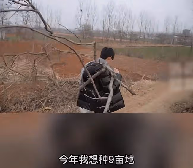 00後網紅靠種地賣廢品養一家四口,父母病重無法勞作,仍樂觀面對