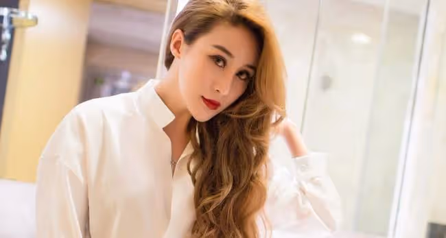 酒店歸來,我有些迫不及待,一邊吻他,一邊凌亂地解他襯衣扣子