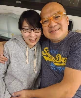 明金成靈堂布置完畢:眾明星前往悼念,遺孀被人攙扶哭泣不止