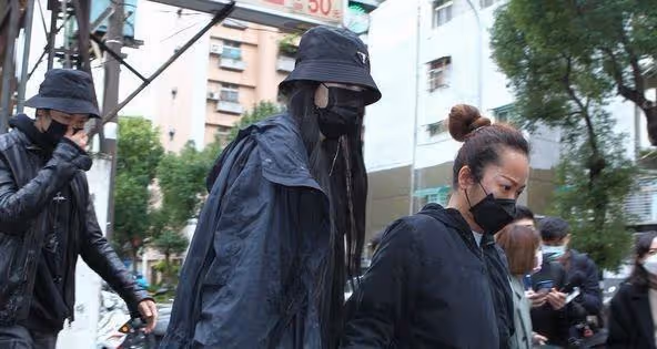 明金成靈堂布置完畢:眾明星前往悼念,遺孀被人攙扶哭泣不止