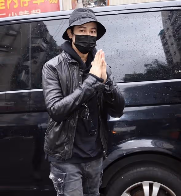 明金成靈堂布置完畢:眾明星前往悼念,遺孀被人攙扶哭泣不止