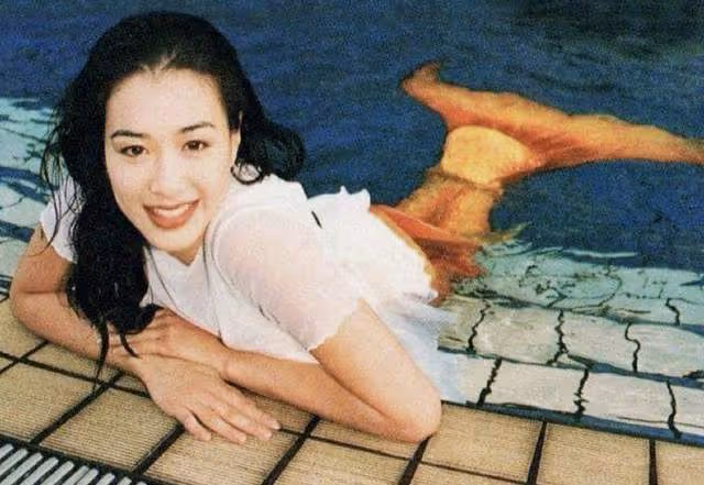 51歲鍾麗緹再扮美人魚!穿掛脖弔帶秀身姿,素顏出鏡皮膚仍似少女
