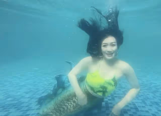 51歲鍾麗緹再扮美人魚!穿掛脖弔帶秀身姿,素顏出鏡皮膚仍似少女