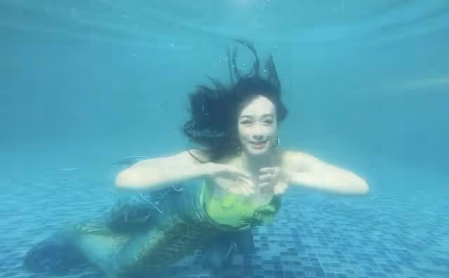 51歲鍾麗緹再扮美人魚!穿掛脖弔帶秀身姿,素顏出鏡皮膚仍似少女