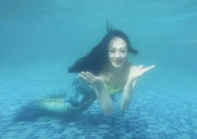 51歲鍾麗緹再扮美人魚!穿掛脖弔帶秀身姿,素顏出鏡皮膚仍似少女